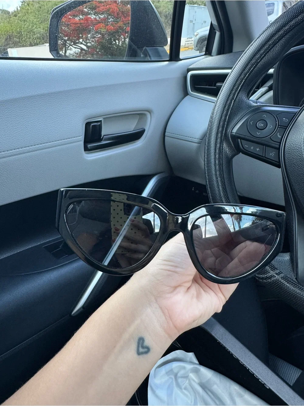 Marc Jacobs Glossy Black Oversized Cat-Eye Sunglasses